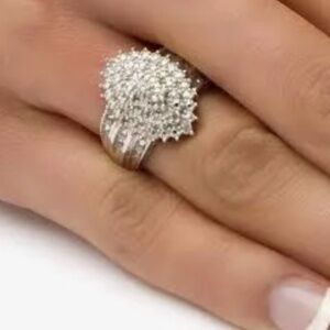 Beautiful ring. Shines in sparkles.